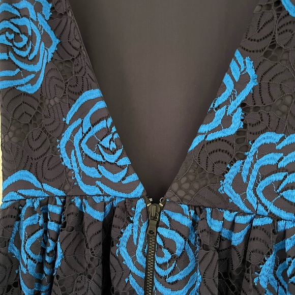 Alice + Oliva Floral Lace Dress - Picture 4 of 5